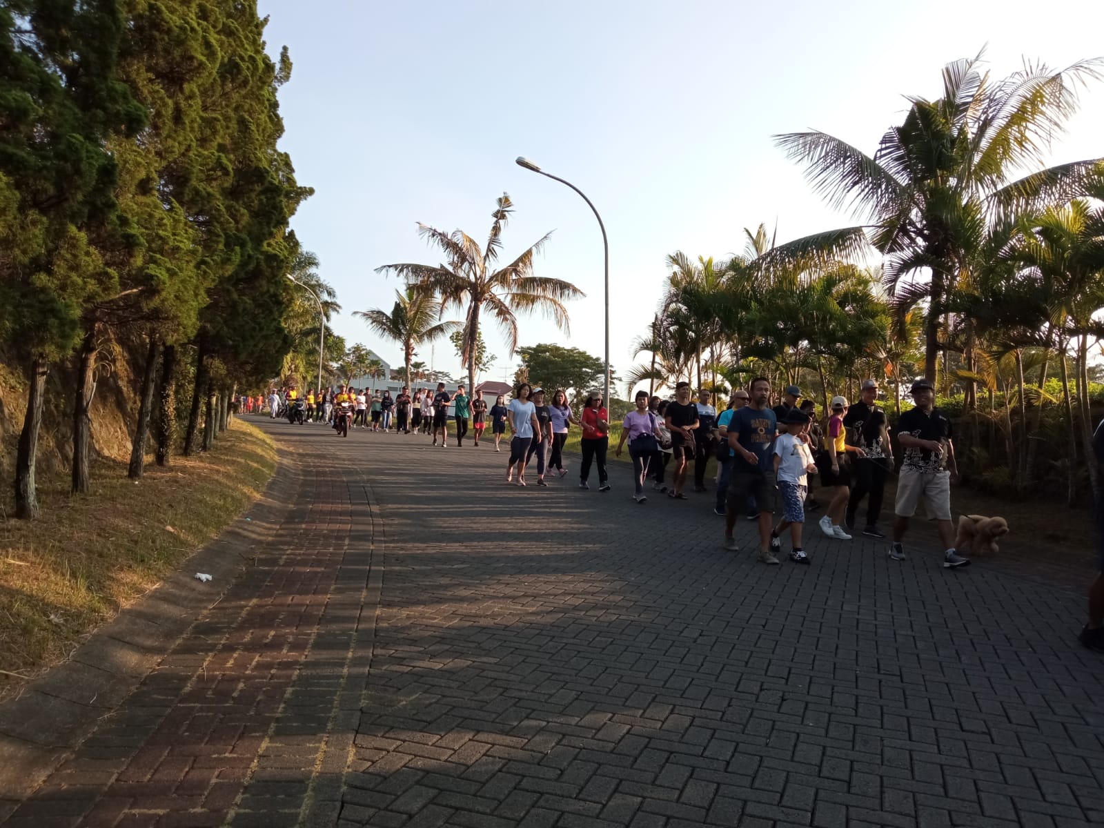 MERAYAKAN HARI KAKEK NENEK DAN LANSIA DENGAN JALAN SEHAT DAN BINA KELUARGA