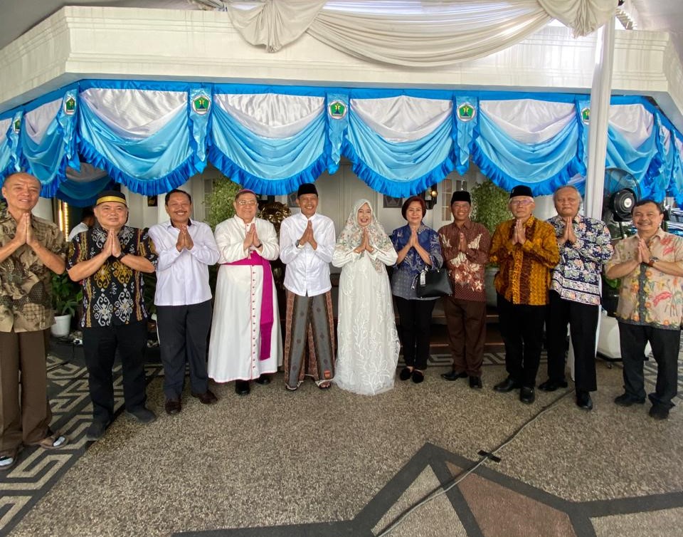 WUJUDKAN PERSAUDARAAN: USKUP MALANG KUNJUNGI BEBERAPA TOKOH SAAT HARI RAYA IDUL FITRI 1446 H